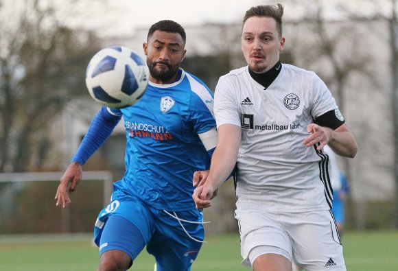 Kapitäne unter sich: Sebastian Kühn (r.) schiebt den Arm vor Joseph Meier, der den Finther Abwehrchef dann aber von hinten umdrückt...