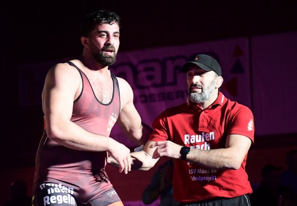 Auf Trainer Davyd Bichinashvili sollte Abdallh Karem besser nicht fallen, aber im Schwergewicht gehört er mit 103 Kilo zu den leichteren Jungs.