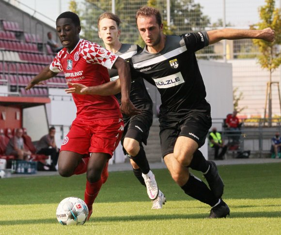 In der vorigen Saison behielt die U23 (l. Merveille Papela) in beiden Begegnungen mit der TSG Balingen die Oberhand.