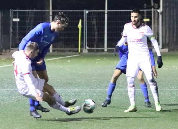 Jacob Roden (2.v.l.) und Lukas Helbach (verdeckt) im Kampf um den Ball mit den Alzeyern Alexander Kroehler und Belel Meslem.