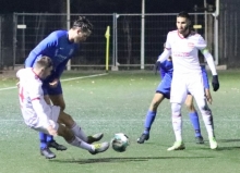 Jacob Roden (2.v.l.) und Lukas Helbach (verdeckt) im Kampf um den Ball mit den Alzeyern Alexander Kroehler und Belel Meslem.
