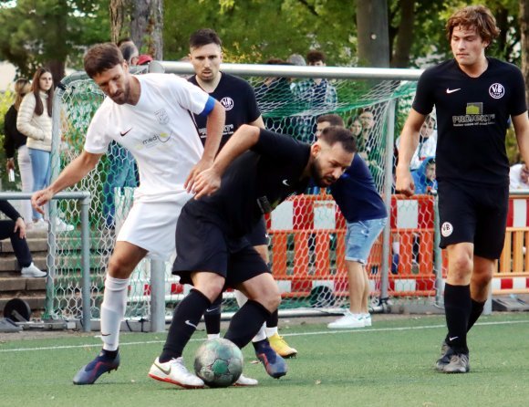 Der VfB Bodenheim (vorne Metealp Akcay) und die TSG Bretzenheim 46 (l. Fynn Pierrets) streiten sich um die bessere Ausgangsposition in der Aufstiegsrunde, die beide Teams ziemlich sicher erreichen werden.