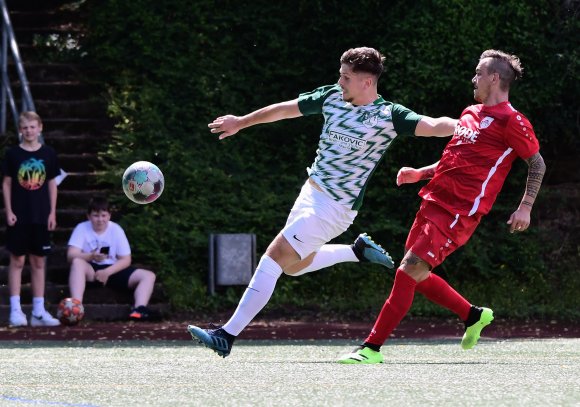 Am Samstag in Sachsen in der Halle, am Sonntag an der Kirschhecke auf Kunstrasen: Meikel Melament (l.).