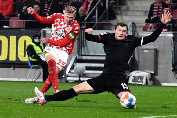 Jonathan Burkardt hat FC-Innenverteidiger Luca Kilian auf dem falschen Fuß erwischt und erzielt das 1:0.