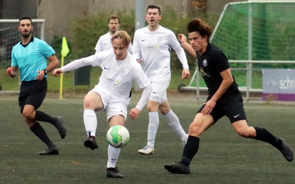 Viel spielte sich in diesem Duell wie hier zwischen Luis Lüdtke (l.) und Leo Ferber im Mittelfeld ab, ungehindertes Durchkombinieren war nicht,