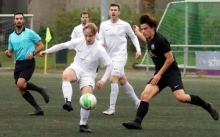 Viel spielte sich in diesem Duell wie hier zwischen Luis Lüdtke (l.) und Leo Ferber im Mittelfeld ab, ungehindertes Durchkombinieren war nicht,