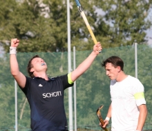 Erleichterter Jubel, genervte Enttäuschung: Die Gefühlslage der beiden Kapitäne Alexander Hemmersbach (TSV, l.) und Max Kellermann unterschied sich nach dem Match der beiden Regionalligisten sehr deutlich. 