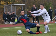 Kapitän Yuya Okuda kommt im Zweikampf mit Julian Herrmann zu Fall. Der Kapitän sorgte kurz nach dem Seitenwechsel für den Ausgleich.