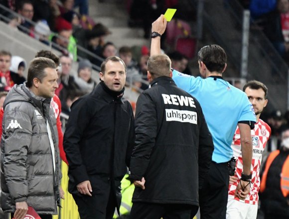Den von Schiedsrichter Deniz Aytekin geforderten Handschlag verweigerte Bo Svensson dem Kölner Kotrainer Kevin McKenna, der ihn in der Halbzeit persönlich beleidigt habe. Die Gelbe Karte von Deniz Aytekin musste er annehmen.