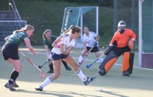 Paula Czichos hat längst am langen Pfosten Sturmkollegin Susanne Sunkel entdeckt. Ihr Ball wird auch ankommen, doch Sunkel es nicht gelingen, diesen ins Tor zu schubsen. 