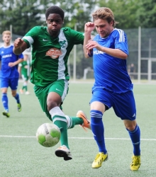 Gute Kunde: Carnell Likunde (l.) steht mit der TuS Marienborn erstmals an der Tabellenspitze der Bezirksliga. 
