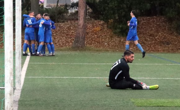 Des einen Freud, des anderen Leid: Während die Bretzenheimer Spieler ihren 2:1-Führungstreffer feiern, sitzt der Grünstädter Torwart Andre Zott frustriert am Boden.