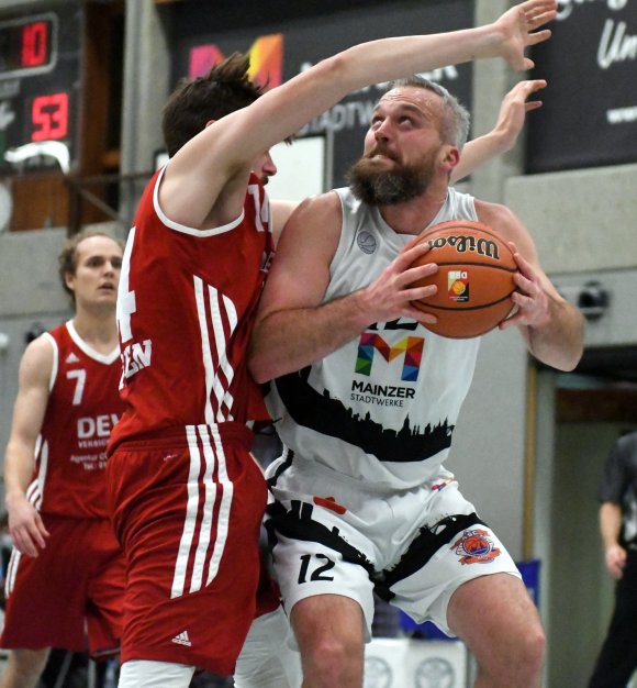 Sören Allgeier hatten gegen die langen Langener unterm Korb einen schweren Stand, brachte den ASC aber noch mal auf 40:45 heran.