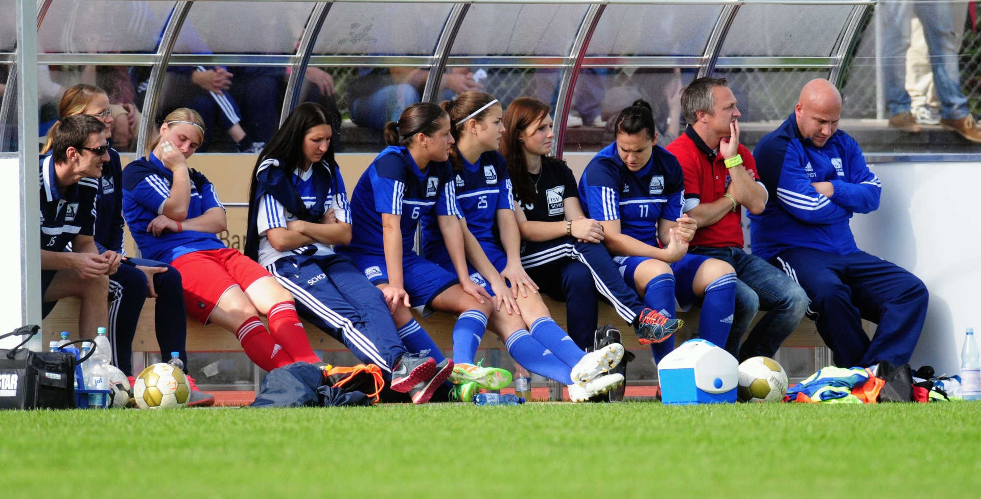 Die ganz große Freude wollte während des Spiels bei Trainer Mischa Lautenschläger (2.v.r.) und seinen Mitstreitern nicht aufkommen: Schon nach zwei Minuten lagen die Gastgeberinnen zurück - durch ein Abseitstor.