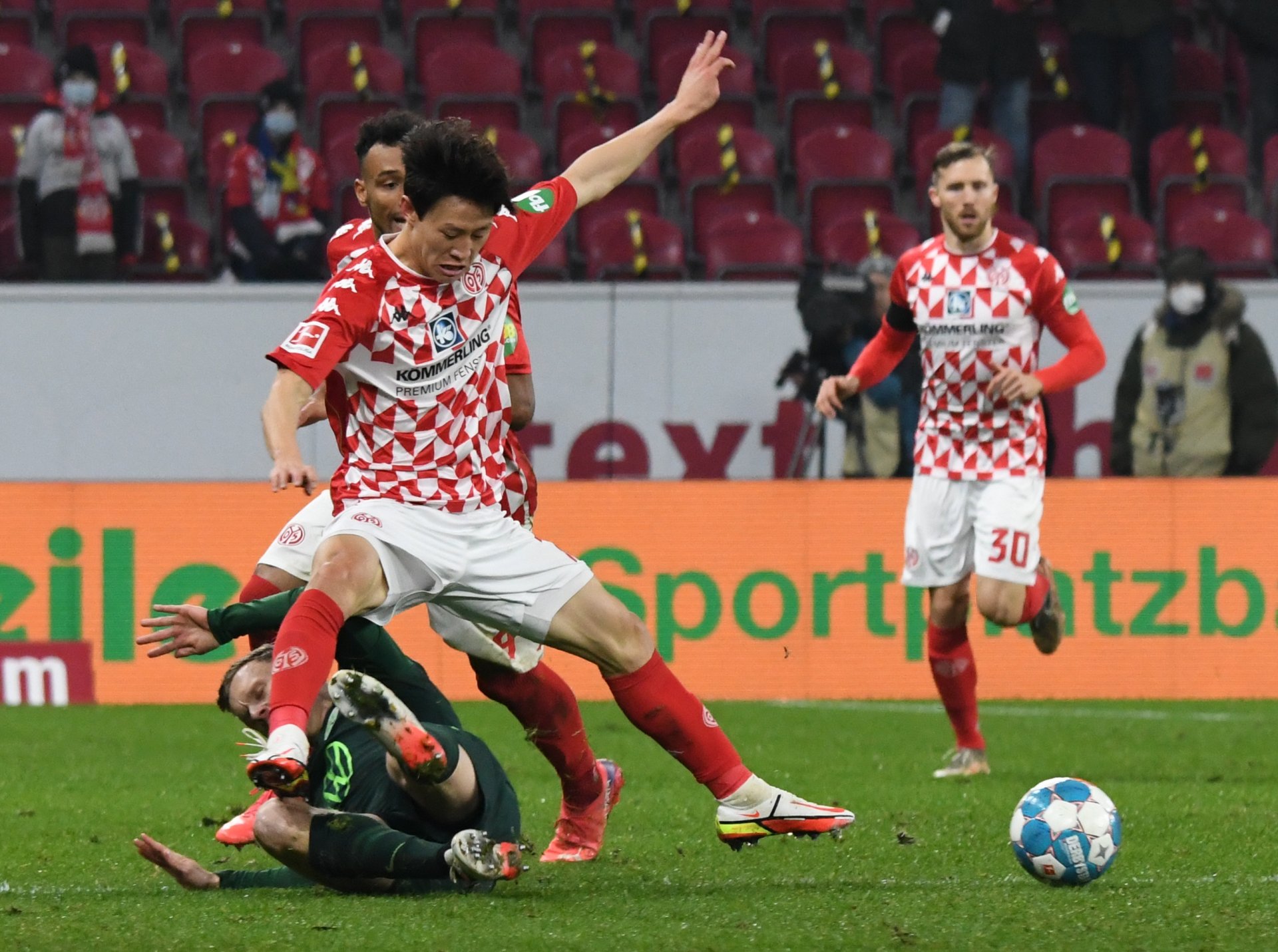 Jae-sung Lee war an den beiden frühen Toren im Spiel des FSV Mainz 05 gegen den VfL Wolfsburg beteiligt. Das 1:0 leitete er mit seinem Antritt aus dem Mittelfeld und dem Pass auf Leandro Barreiro ein, dessen direktes Zuspiel...