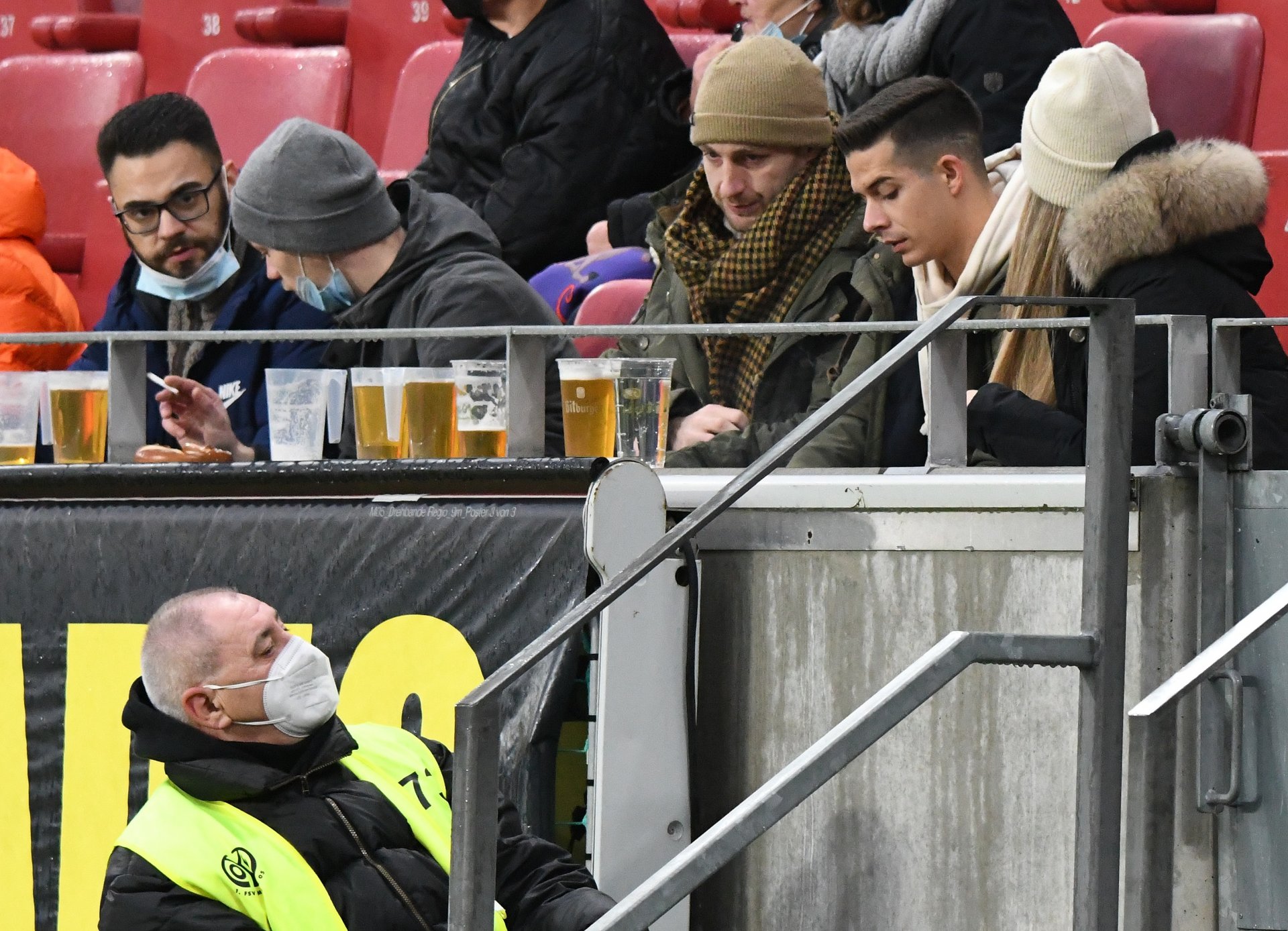 Randaspekt: Die Maskenpflicht in der Arena lässt sich umgehen, indem man isst, trinkt oder raucht.