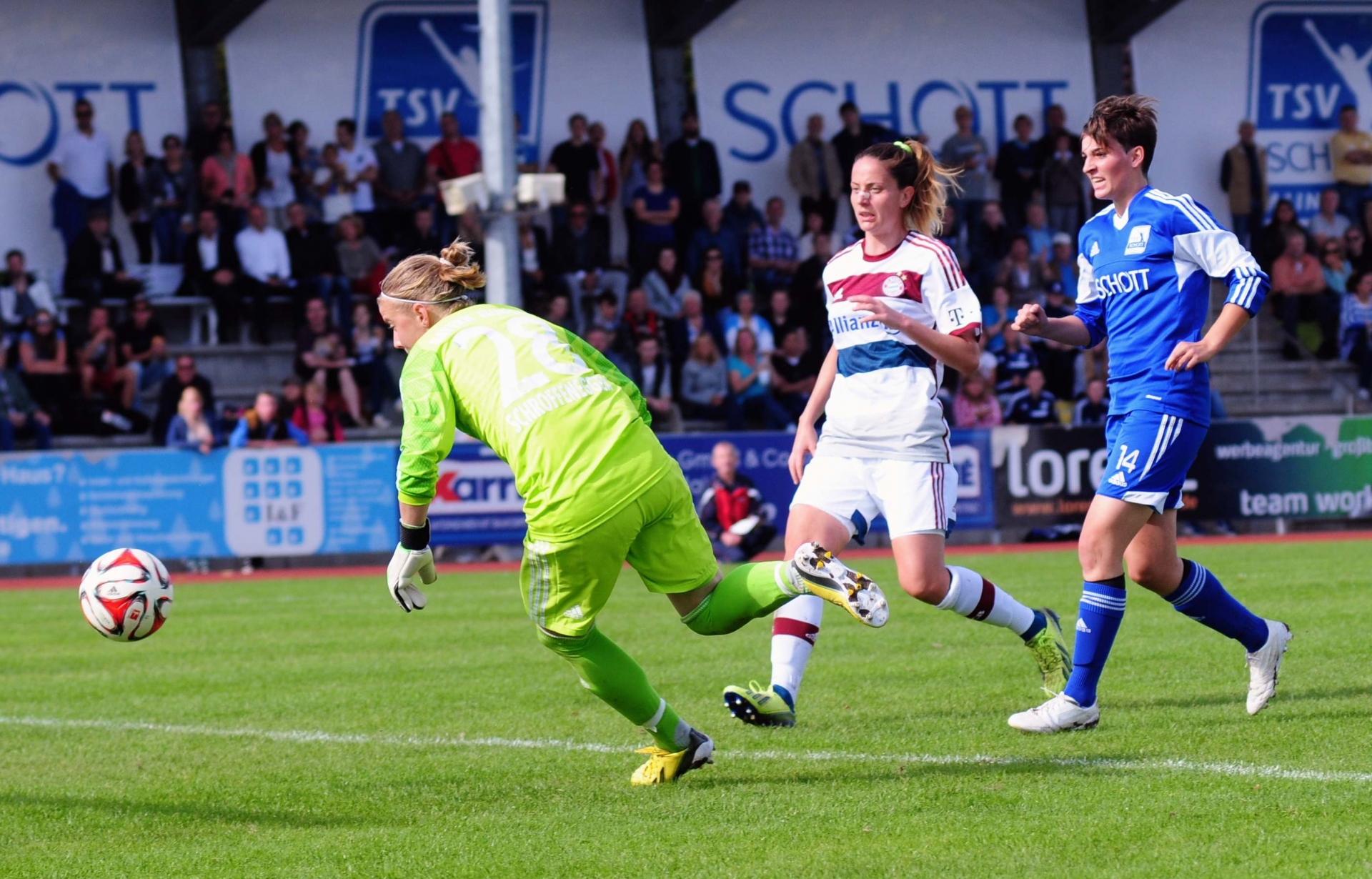 Der geht rein: Annika Leber (r.) hat in ihrer Vita jetzt ein Tor gegen den FC Bayern stehen.