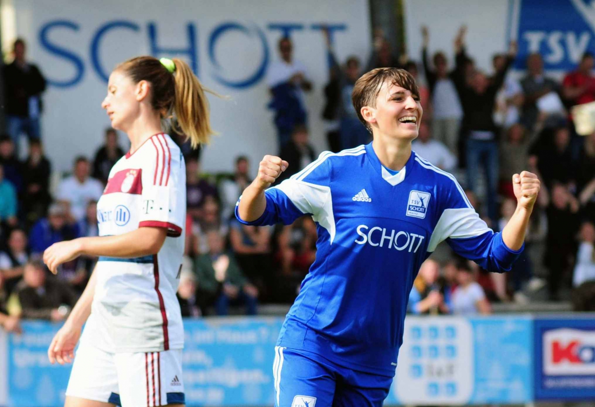 Ein Tor gegen die Bayern? Da darf man sich auch freuen, wenn dieses 1:5 durch Annika Leber (r.) auf den Ausgang der Partie keinen Einfluss hatte.