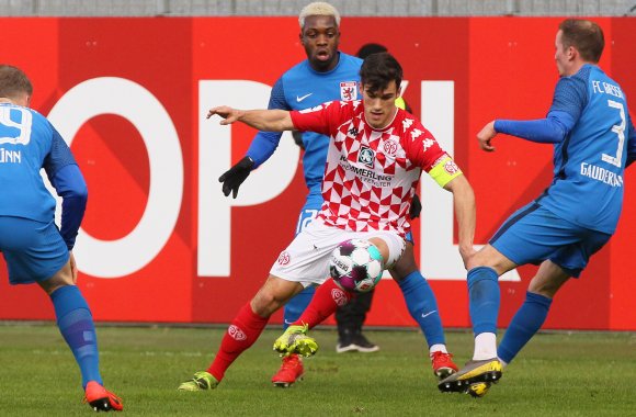 Felix Könighaus unter lauten Blauen: Der Kapitän der U23 kurbelte das Offensivspiel über die linke Seite an.