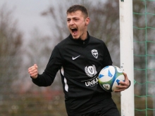 In diesem Fall darf Mustafa Akman den Ball mit der Hand berühren. Soeben hat er das 3:0 für den FC Aksu im letzten Hauptrundenspiel gegen den TuS Dexheim erzielt. 