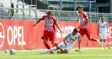 Romario Roesch (l.) besorgte im Hinrundenspiel am Bruchweg erst in der Schlussminute den 2:1-Siegtreffer gegen den TSV Steinbach Haiger, der nun letzter Auswärtsgegner der U23 für dieses Jahr ist.