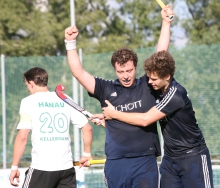 Fühlt sich gut an: Alexander Hemmersbach lässt sich von Marvin Graf für seinen späten Ausgleichstreffer gegen  den 1. Hanauer THC feiern.