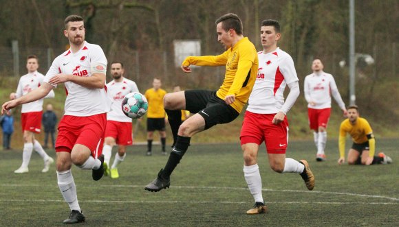 David Höhndorf versucht es gegen TSV-Kapitän Sascha Stüber (l.) mit Artistik.