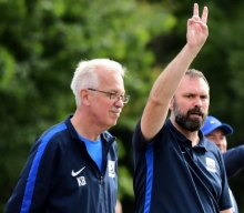 Macht Sascha Meeth (r., neben Teammanager Klaus Bauer) am Mittwochabend das Victory-Zeichen? Oder sendet er einen Gruß an den VfR „Wir brauchen noch zwei positive Tests. Kein Problem“ Aalen?