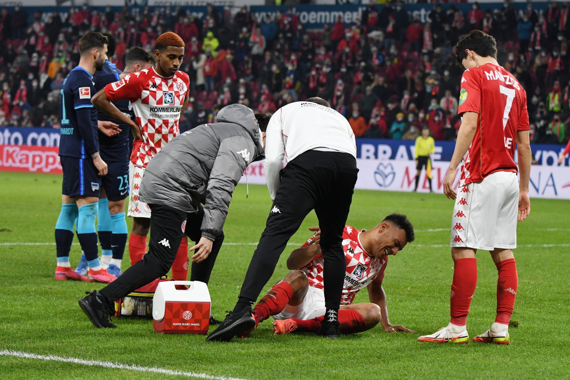 …und hätte nach einer guten Stunde eigentlich einen Elfmeter bekommen müssen, weil er beim Foul von Niklas Stark bereits auf der Strafraumlinie stand. Danach musste der Österreicher verletzt vom Platz.