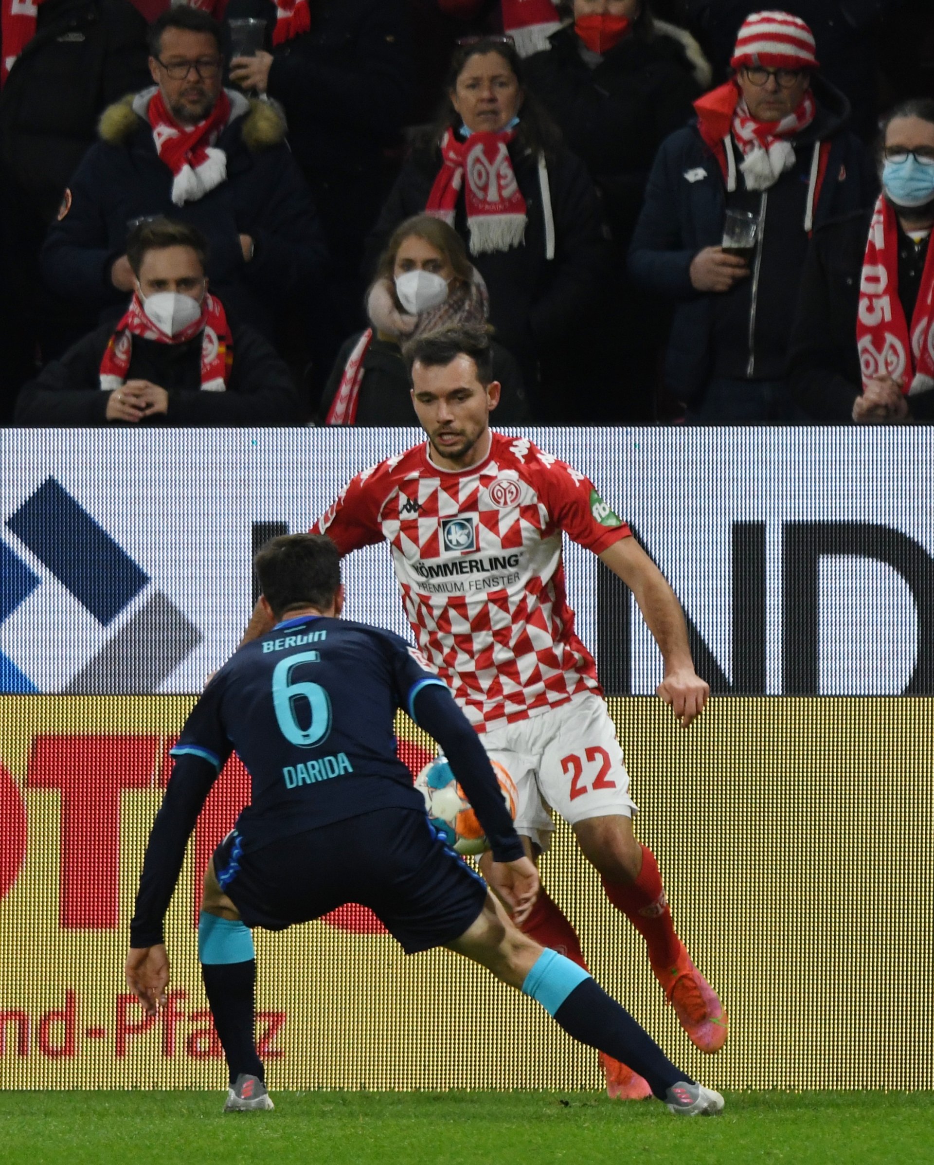 Kevin Stöger ließ es in der Schlussphase zweimal krachen: Eine 20 Meter vor dem Tor volley genommene Ecke parierte Torwart Alexander Schwolow, etwas später donnerte der Mainzer Mittelfeldspieler den Ball an die Latte.