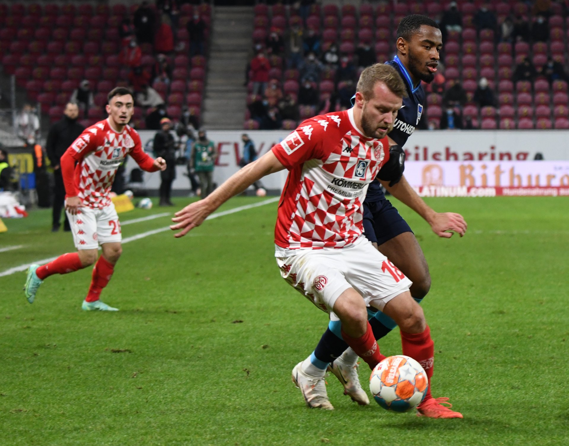 Sechs Spieltage hatte Daniel Brosinski komplett auf der Bank verbracht. Diesmal kam er in der 75. Minute für Silvan Widmer und beteiligte sich sehr aktiv am Mainzer Dauerdruck. 