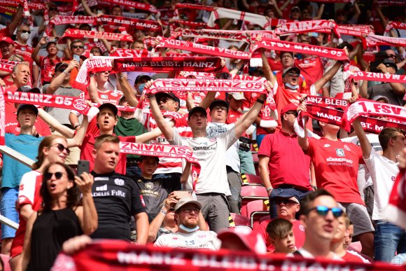 Auch das war ein wesentliches Element der 05-Arbeit im Jahr 2021: Die Mannschaft und der Verein haben die Fans (hier beim 1:0 gegen RB Leipzig) zurückgewonnen.