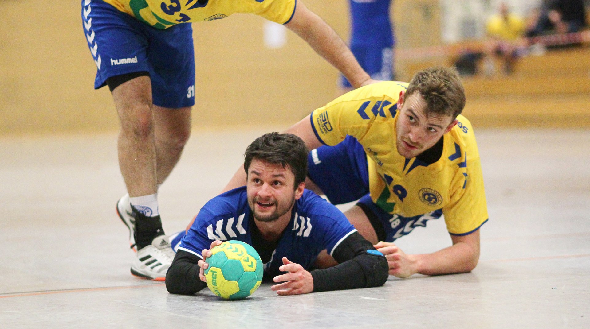 Umkämpft war in der Rheihessenliga das Gastspiel der erstarkten SG TSG/DJK Bretzenheim (oben: Bastian Wendling) beim HC Gonsenheim (Fabian Heuckeroth), das den Gastgebern den bisher einzigen Saisonsieg einbrachte. Die Bretzenheimer stehen aktuell an der Tabellenspitze. 