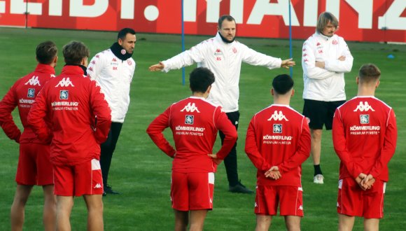 Erste Versammlung des Jahres: Bo Svensson, Kotrainer Babak Keyhanfar und Torwarttrainer Stephan Kuhnert empfingen im Bruchwegstadion nach zwei trainingsfreien Wochen eine nahezu vollständige Trainingsgruppe. 