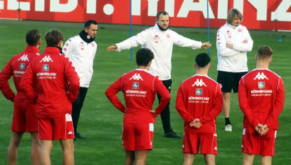 Erste Versammlung des Jahres: Bo Svensson, Kotrainer Babak Keyhanfar und Torwarttrainer Stephan Kuhnert empfingen im Bruchwegstadion nach zwei trainingsfreien Wochen eine nahezu vollständige Trainingsgruppe. 