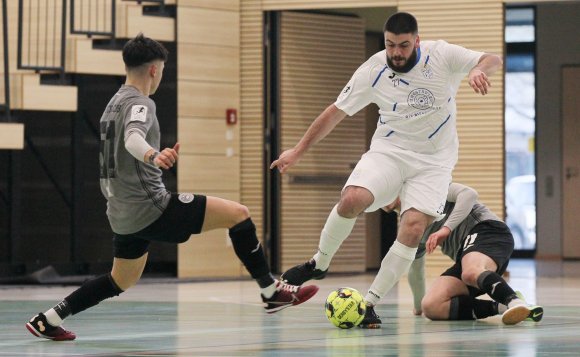 Francesco Teodonno zog mit einem starken Dribbling ein Foul...