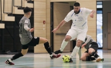 Francesco Teodonno zog mit einem starken Dribbling ein Foul...