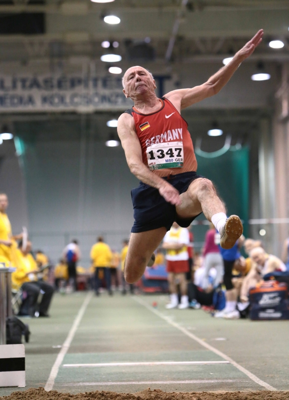 3,67 Meter: Im Weitsprung wurde Günter Schollmayer in diesem Jahr Hallen-Weltmeister.