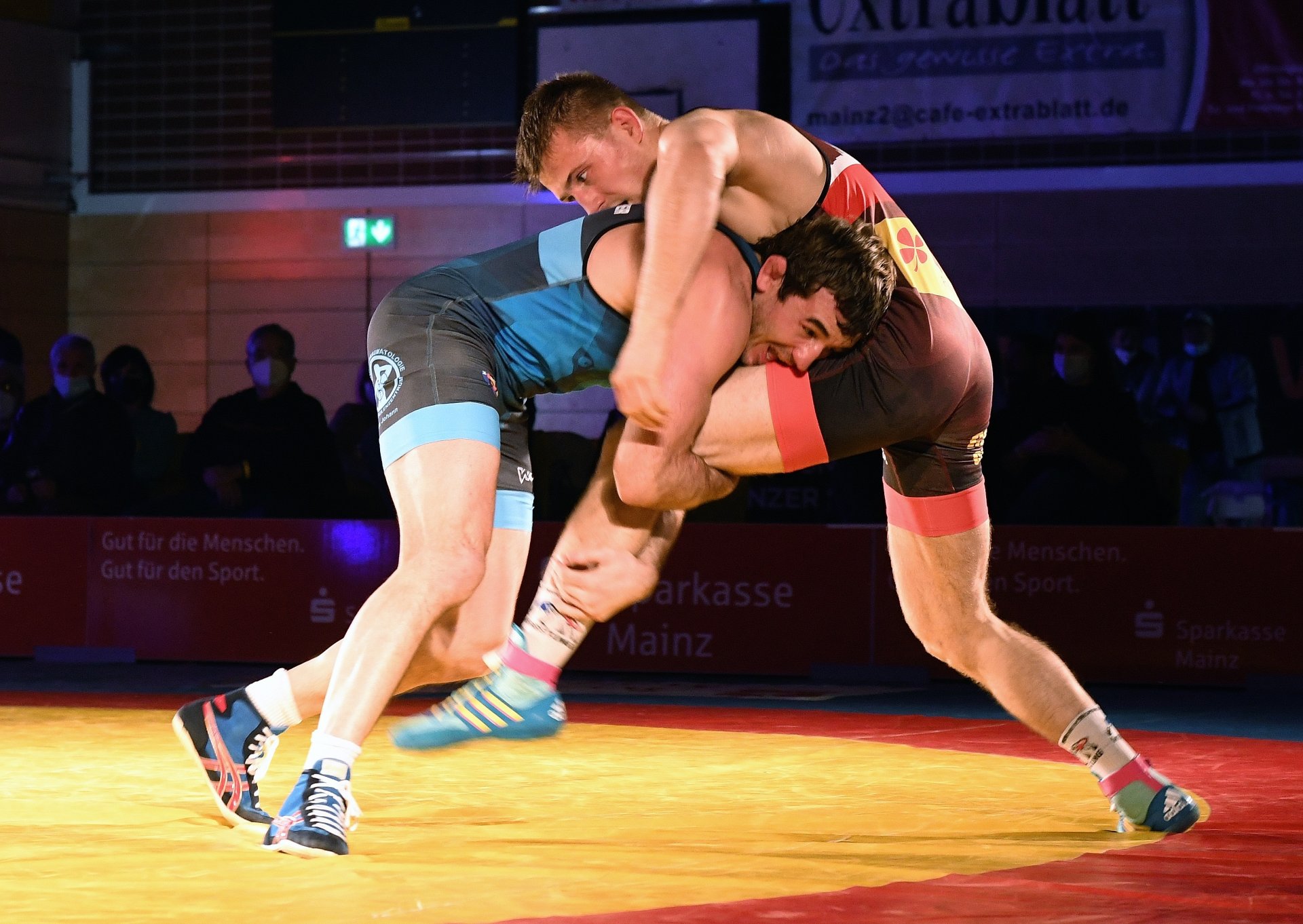 ...und der Köllerbacher Routinier Andriy Shykka (l.), der schon im DM-Finale 2013 dabei war, bezwang Kamil Rybicki mit 5:0.