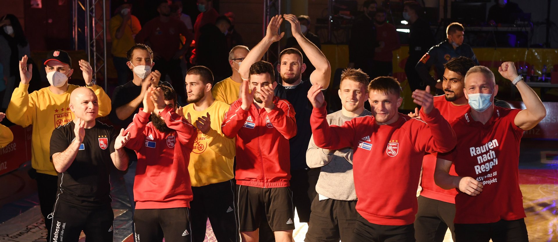 Der letzte Applaus des Abends kam von der siegreichen Mannschaft Team mitsamt dem Vereinsvorsitzenden Baris Baglan (r.) und galt den 200 Fans, die das Team durchweg angefeuert hatten.