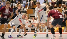 Mit dem gleichen Ergebnis wie in der eigenen Halle besiegte der TSV Schott (weiße Trikots v. l.: Max Nagel, Simon Jacob) den TEC Darmstadt. Das 5:2 ist erneut ein wertvoller Erfolg im Kampf um den Wiederaufstieg in die 1. Regionalliga.