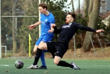 Auch im zweiten Testspiel innerhalb eines Tages kann Marius Breier (r.) den Bretzenheimer Finn Gärtner mit einer sauberen Grätsche vom Ball trennen.