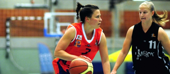 Die Teamplayerin hat immer den Blick für die freie Mitspielerin: ASC-Spielmacherin Christiane Fischer setzt gerne die anderen in Szene. 