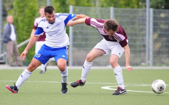 Lässt sich der Wackernheimer Spielertrainer Patrick Rudolf (r., gegen Cihad Tasci vom SKC Barbaros) für Freitag etwas Besonderes einfallen? Die Mommenheimer werden es erfahren.