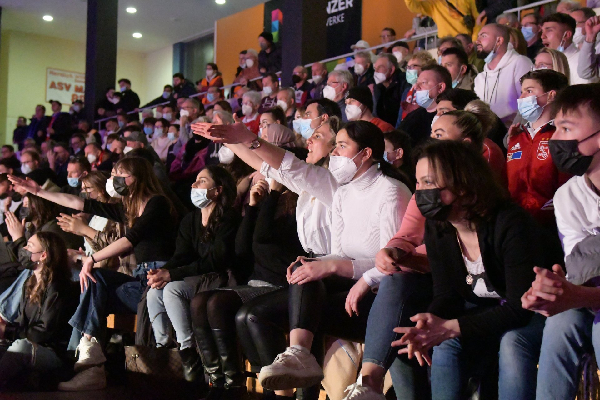 Schon nach diesem ersten Kampf waren die 500 Zuschauer in Mombach so entbrannt, dass manch einem die Maske aus dem Gesicht rutschte.