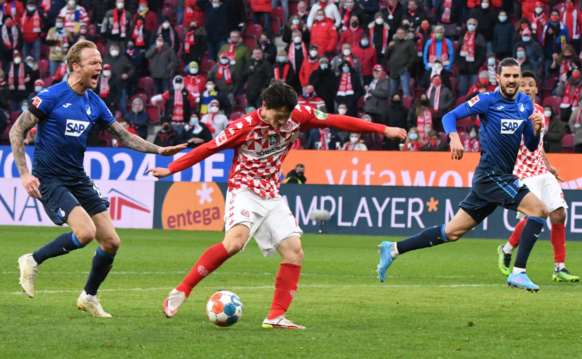 ...über die Zwischenstation Karim Onisiwo kam der Ball zu Lee, und sollte Kevin Voigt versucht haben, den Südkoreaner mit lautem Gebrüll zu erschrecken...