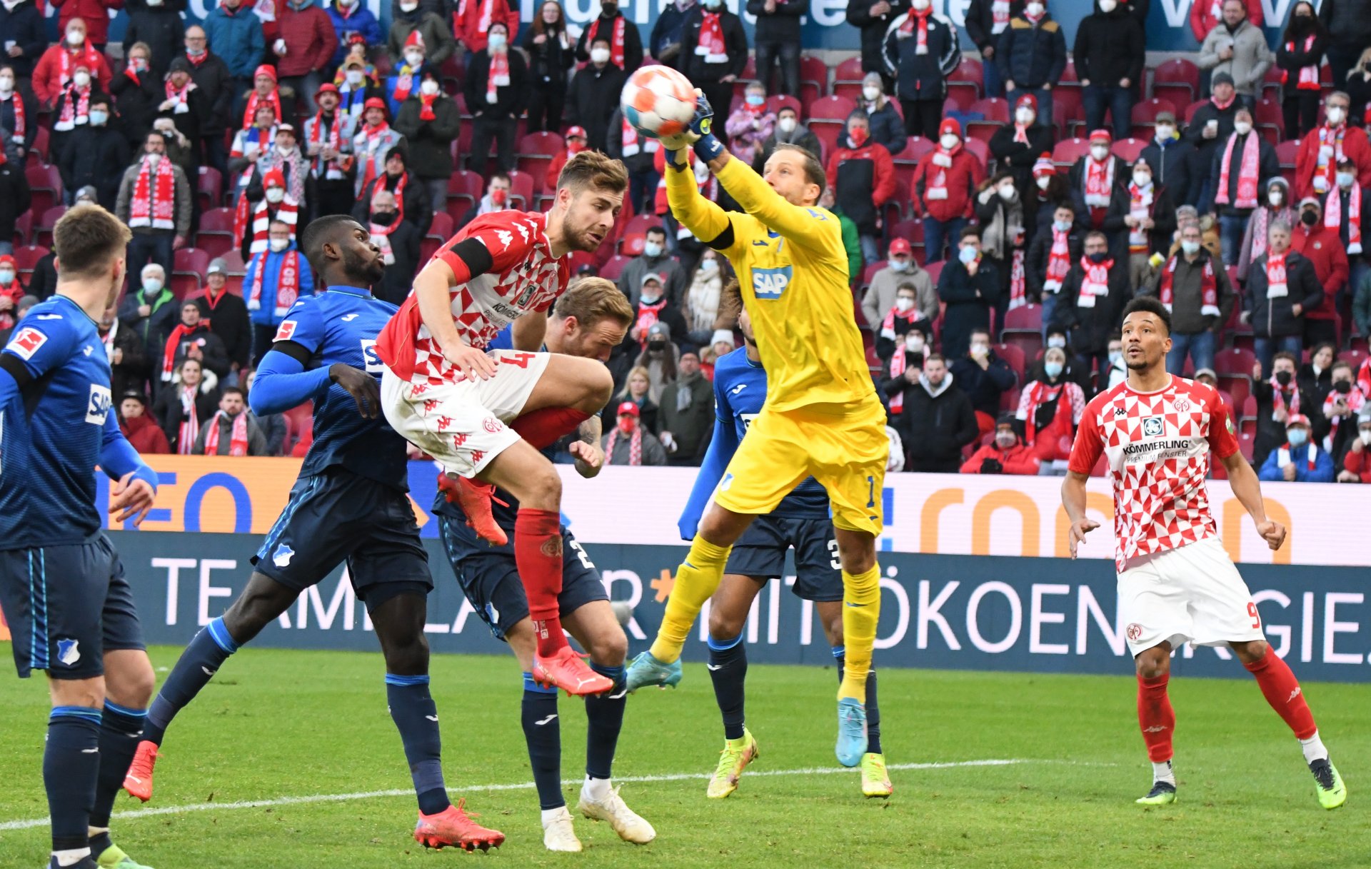 ...Alexander Hack hätte beinahe eine auf dem Kopf gehabt, kam aber im Gegensatz zu TSG-Torwart Oliver Baumann nicht an den Ball.