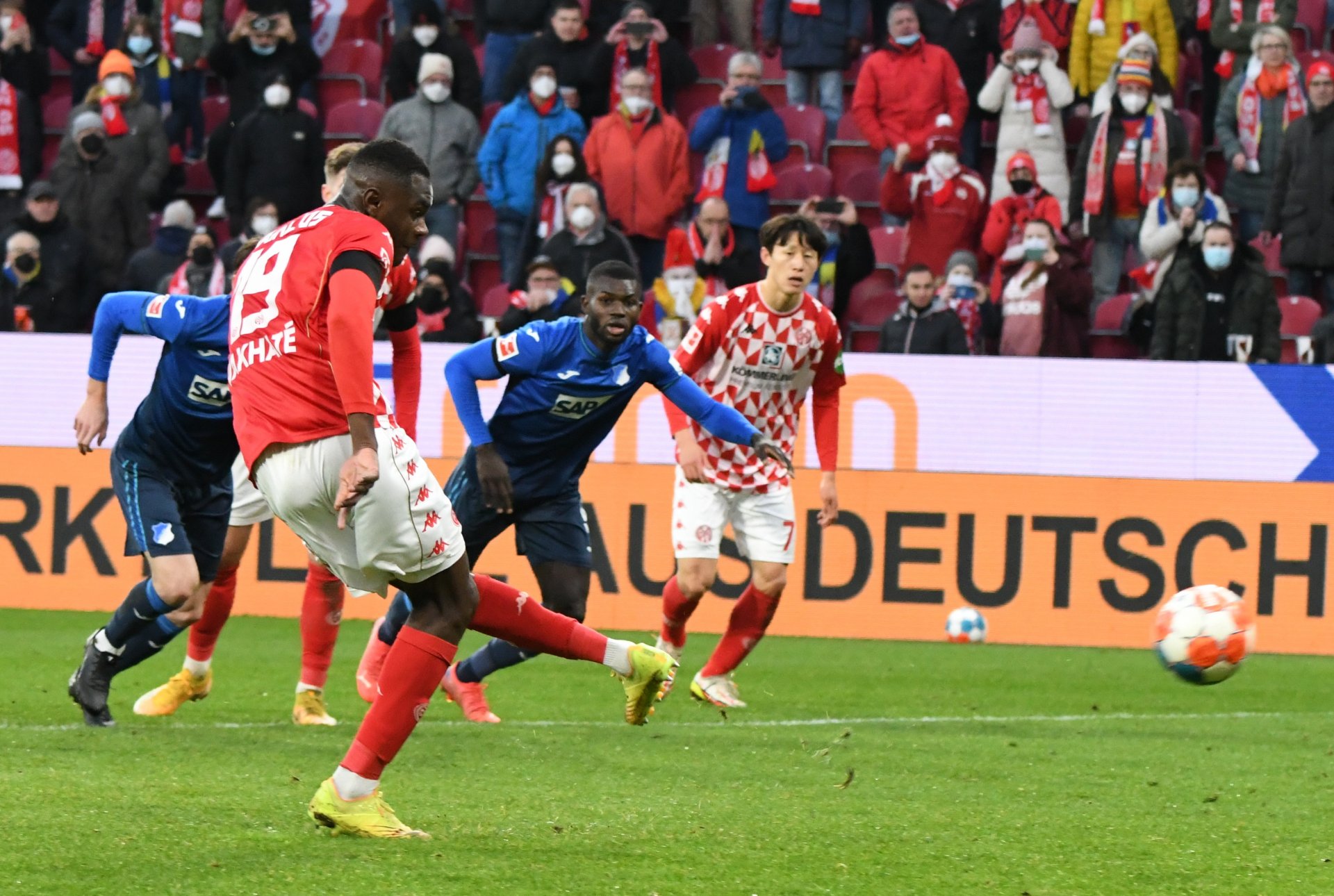 Vier Minuten nach dem Führungstreffer sorgte Moussa Niakhaté für die Vorentscheidung. Der Kapitän verwandelte den 33. Mainzer Elfmeter hintereinander.