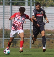 Im Heimspiel gegen den VfB Stuttgart II durfte Ben Bobzien für eine halbe Stunde erstmals in dieser Saison in der Regionalliga auflaufen. Seither kam er zu zwei weiteren 90-Minuten-Einsätzen. Nun soll er als Jungprofi regelmäßiger in der U23 zum Einsatz kommen.