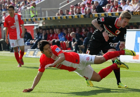 Noch nicht wieder im Anflug auf Mainz - aber dafür wird sich auch Joo-Ho Parks (hier im Zweikampf mit dem Ex-Augsburger und Jetzt-Gladbacher André Hahn) Abflug von Bruchweg hinausschieben.